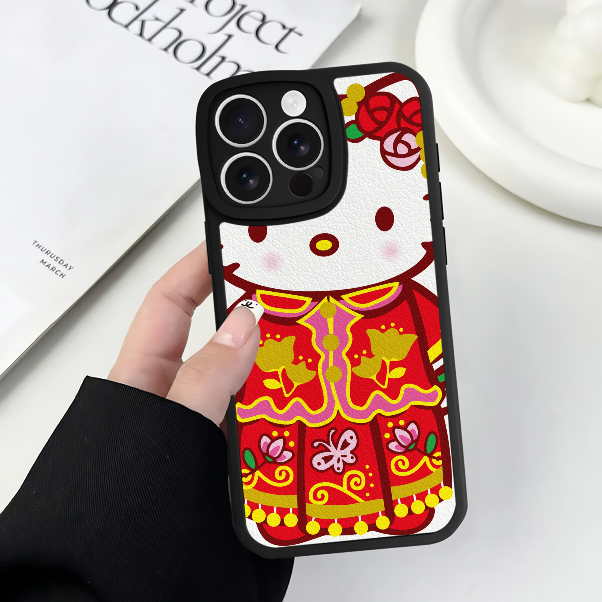 （画像用） Hello Kitty ハローキティ 【iPhone 16シリーズ対応】シリコンスマホケース（レザー調） 材質：シリコン